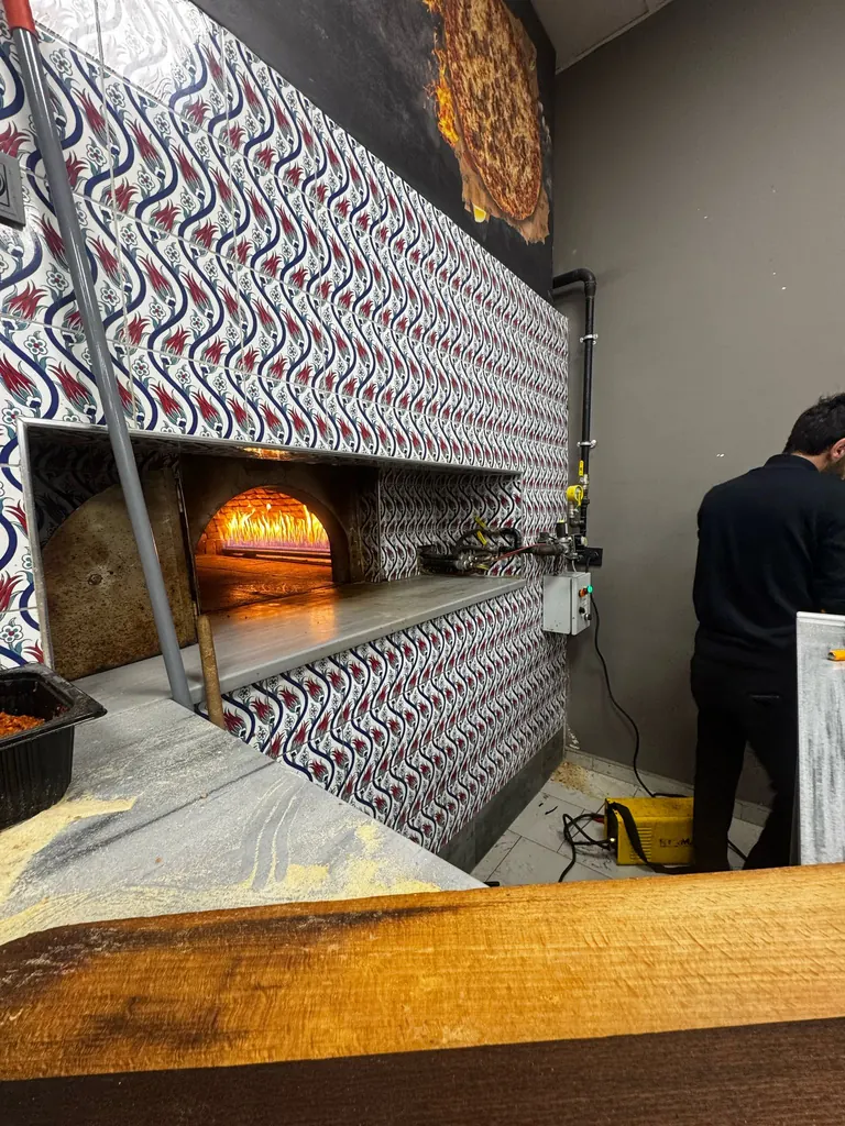 Doğalgaz sistemine geçirilmiş lahmacun ve pide fırını çalışırken