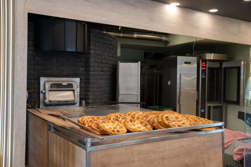 Doğalgazlı fırının bulunduğu pide ve lahmacun mutfağı