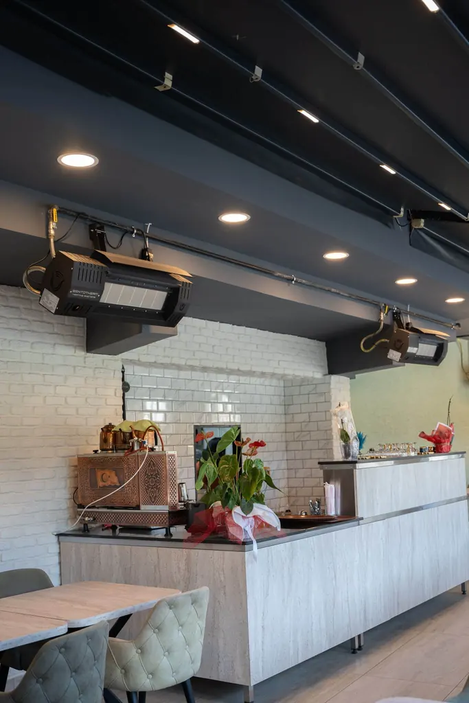 Kafe içinde tavana monte radyant ısıtıcı ve servis bankosu