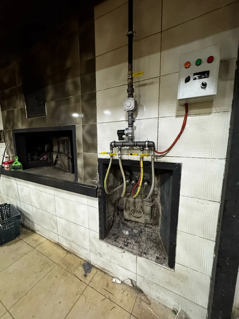 Taş kara fırın ağzında doğalgaz bekleri ve otomasyon panosu