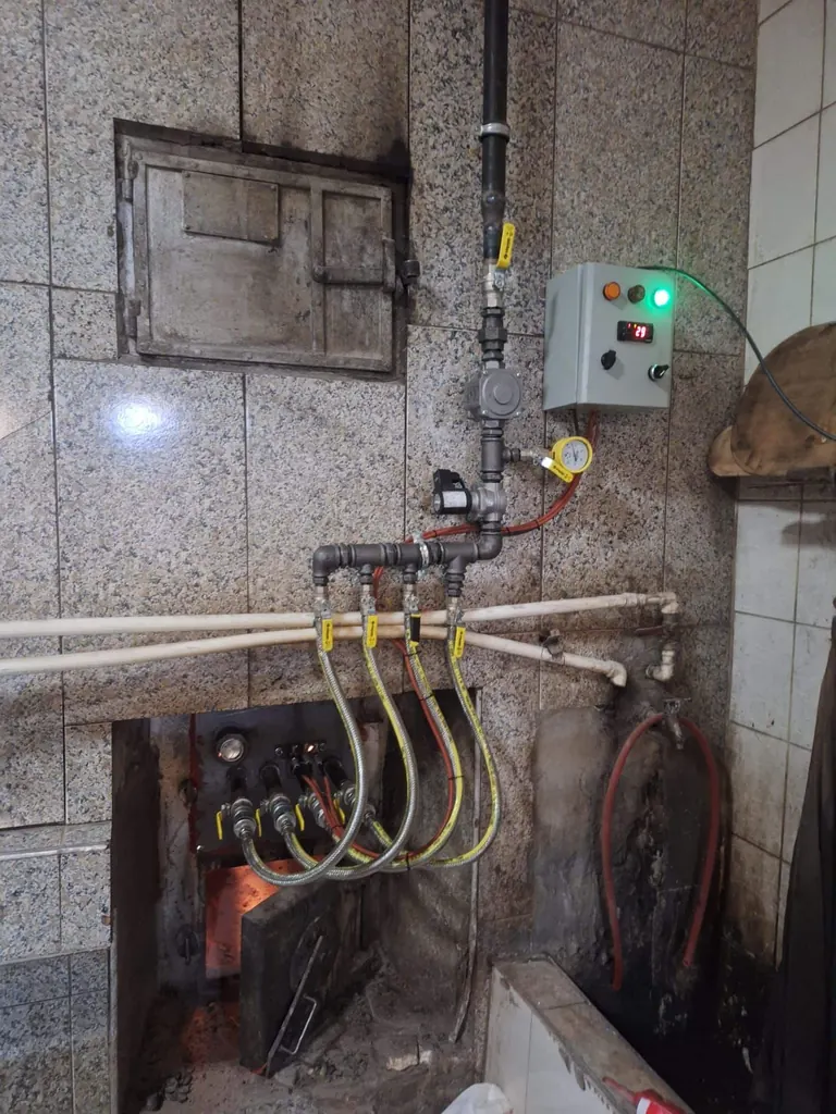 Kara fırın içine monte edilmiş doğalgaz bek (brülör) grubu ve gaz hattı