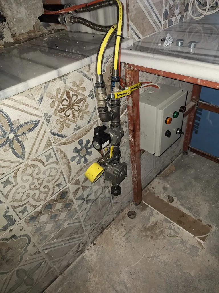 Doğalgazlı lahmacun fırını gaz hattı ve elektrik panosu