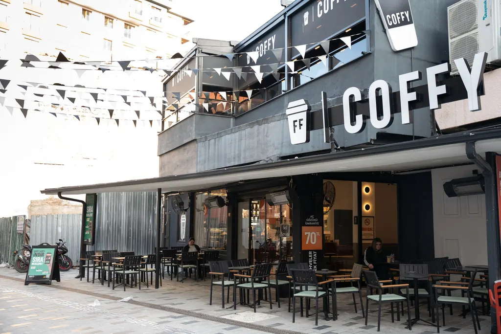 Cadde üstü kafe terasında radyant ısıtıcı uygulaması