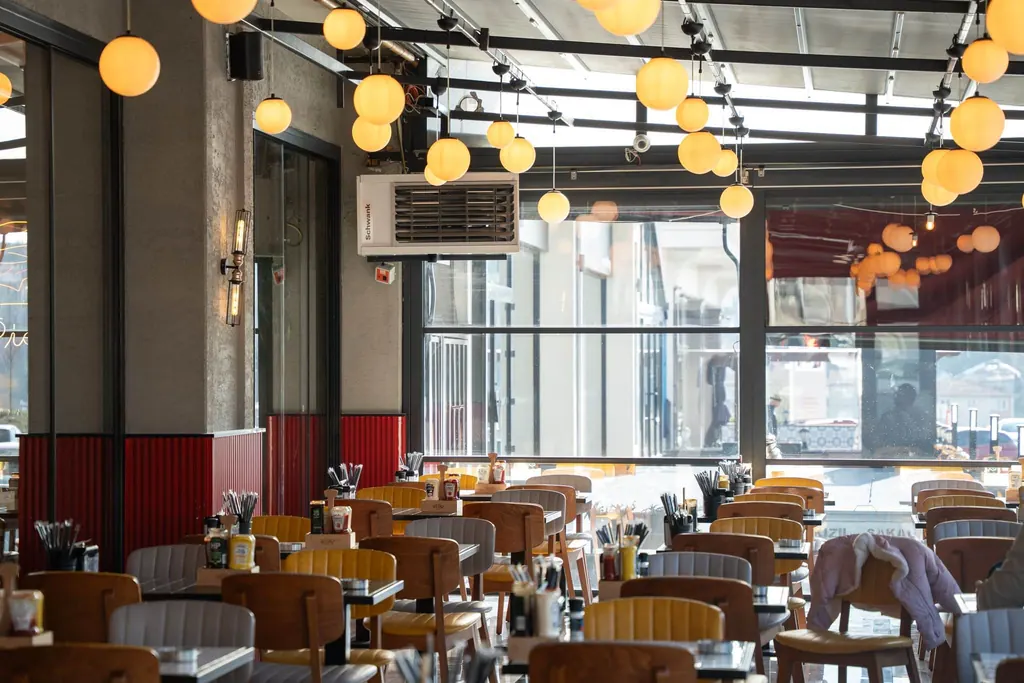 Restoran salonunda havalandırma ve ısıtma uygulaması