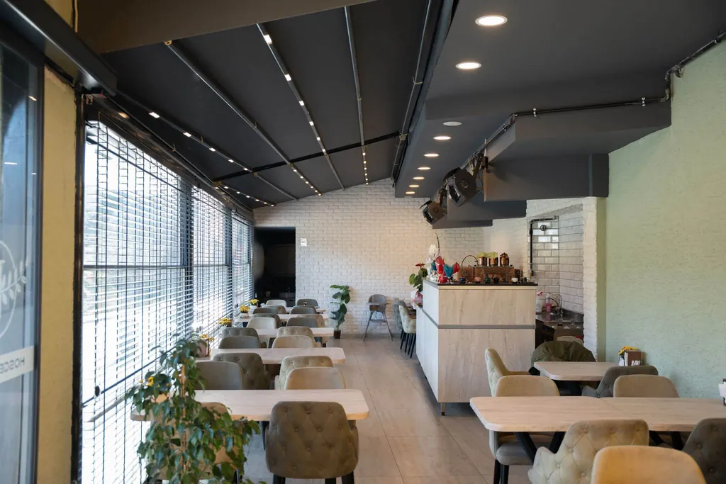 Radyant ısıtıcı ile ısıtılan kapalı restoran oturma alanı