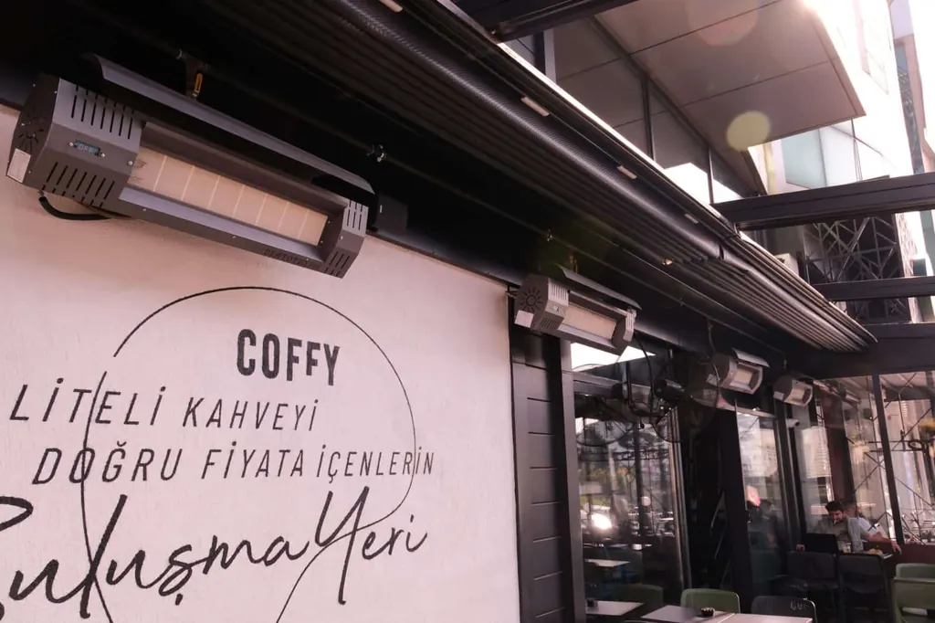 Kafe terasında duvara ve tavana monte radyant ısıtıcı uygulaması